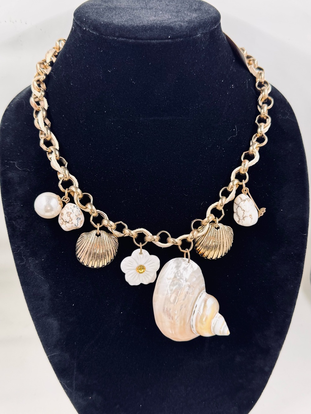 Erica Lyons Vintage Gold-Tone Shell & Pearl Charm Necklace NWT 20-23”